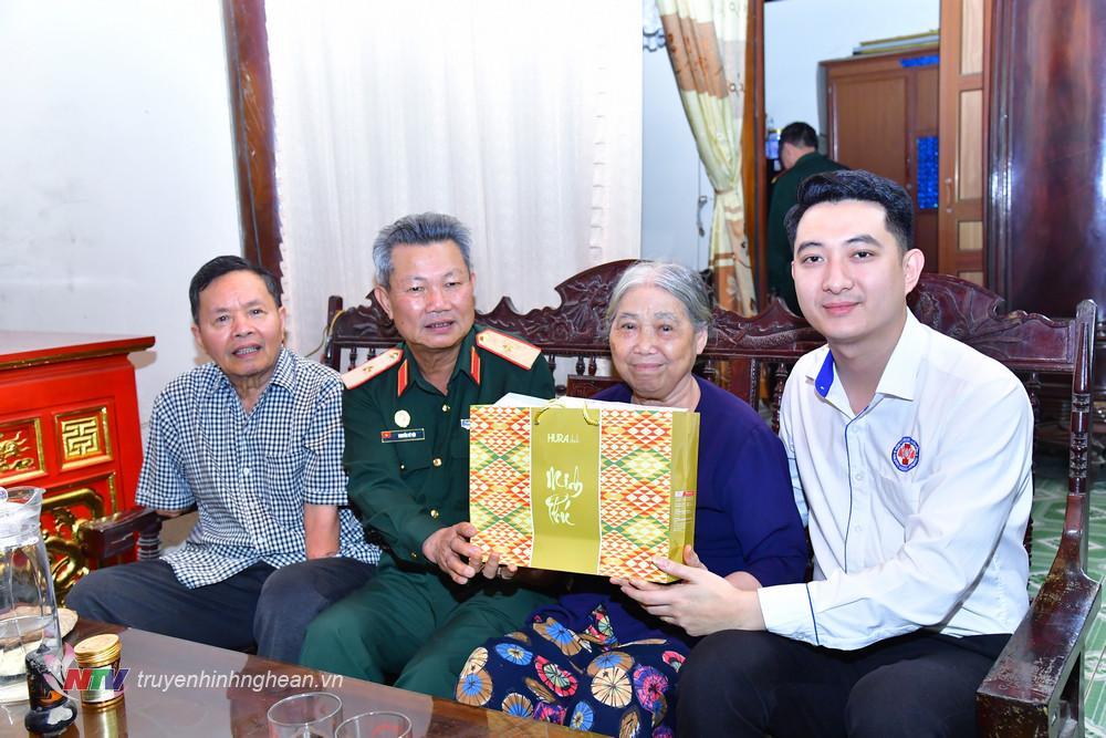 Thiếu tướng Nguyễn Sỹ Hội - PG88 go Bắn cá Hội Cựu chiến binh tỉnh cùng các đồng chí trong đoàn công tác thăm hỏi sức khoẻ, tặng quà  gia đình thương binh ¼ Nguyễn Văn Linh sinh năm 1949 tại xã Mai Giang, huyện Thanh Chương