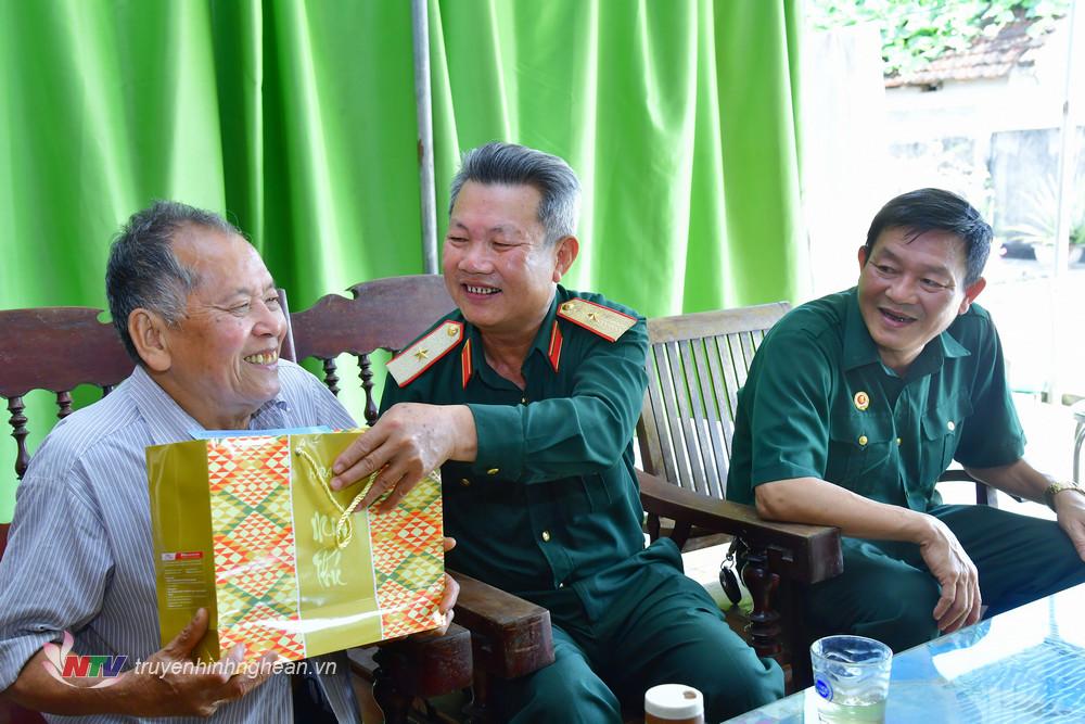 Thăm hỏi và tặng quà thương binh ¼ Nguyễn Văn Hùng sinh năm 1946 tại  thị trấn Dùng, huyện Thanh Chương.
