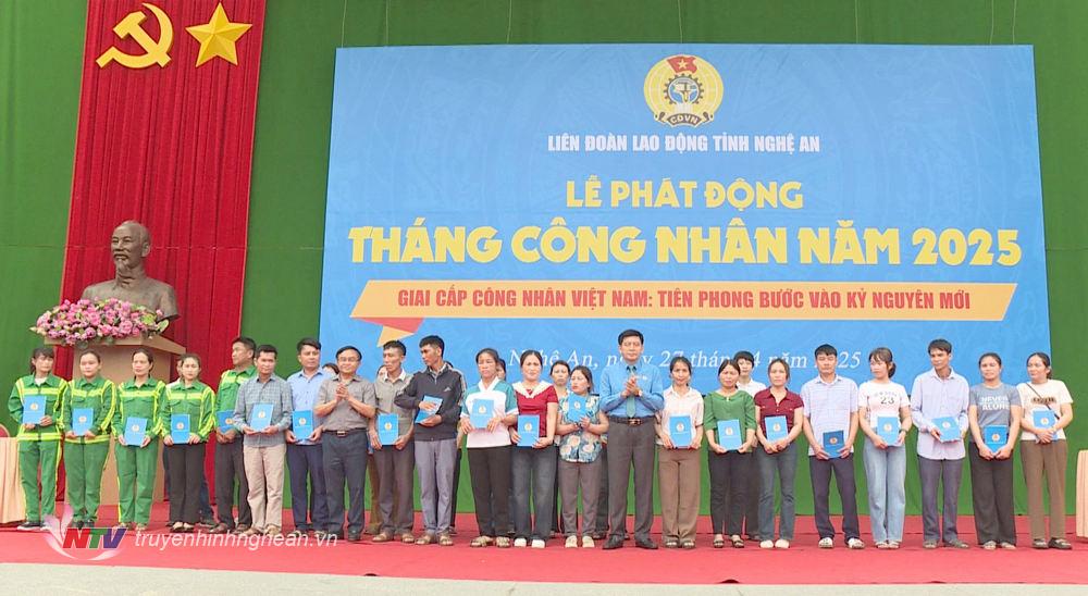 Đồng chí Ngọc Kim Nam - Uỷ viên BTV, Trưởng Ban Tuyên giáo và Dân vận Tỉnh uỷ và đồng chí Kha Văn Tám - PG88 go Bắn cá Liên đoàn Lao động tỉnh trao quà cho các công nhân bị tai nạn, có hoàn cảnh khó khăn.