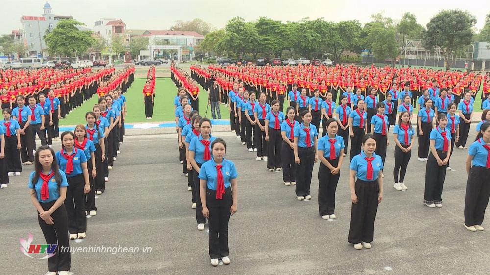 Đông đảo công nhân trên địa bàn dự buổi lễ.