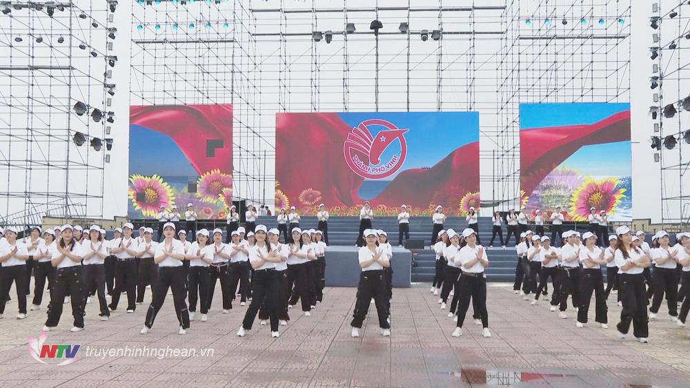 Màn trình diễn tập thể chào mừng tại buổi lễ phát động.