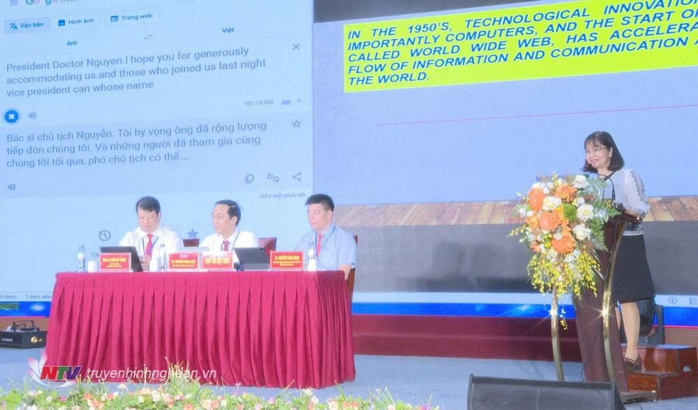 Các nhà khoa học trao đổi, thảo luận.