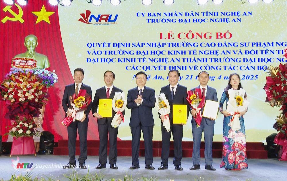 Đồng chí Bùi Đình Long trao các quyết định về bổ nhiệm Hiệu trưởng, PG88 go Bắn cá Hội đồng trường và các Phó Hiệu trưởng Trường Đại học PG88 go Bắn cá.