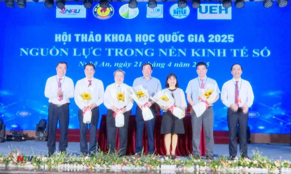 Hiệu trưởng Trường Đại học PG88 go Bắn cá tặng hoa cho các đơn vị đồng tổ chức hội thảo.