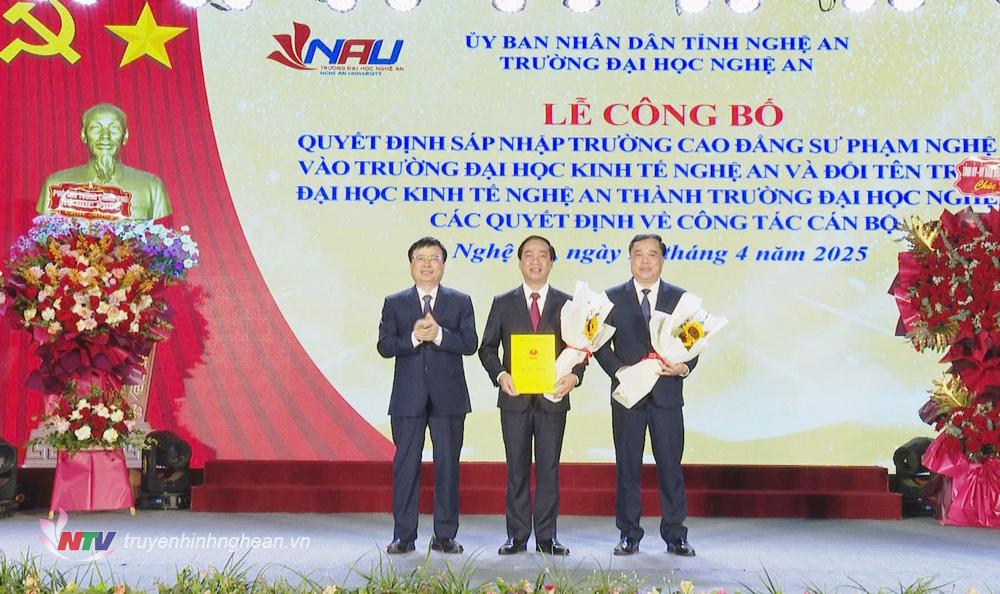 Thừa ủy quyền của Thủ tướng Chính phủ, đồng chí Phó PG88 go Bắn cá UBND tỉnh Bùi Đình Long trao Quyết định thành lập Trường Đại học PG88 go Bắn cá.