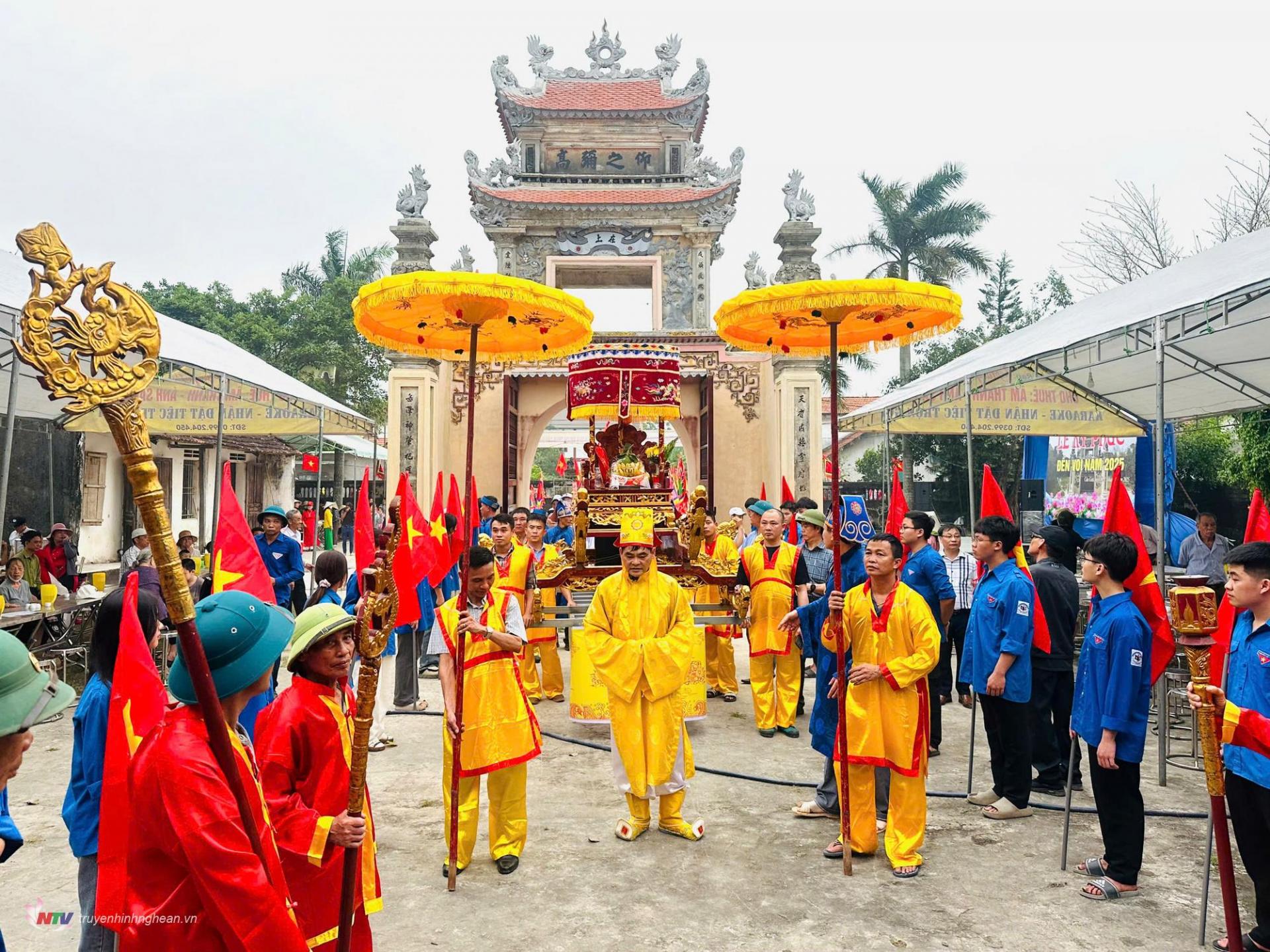 Lễ rước kiệu tại lễ hội đền Voi.