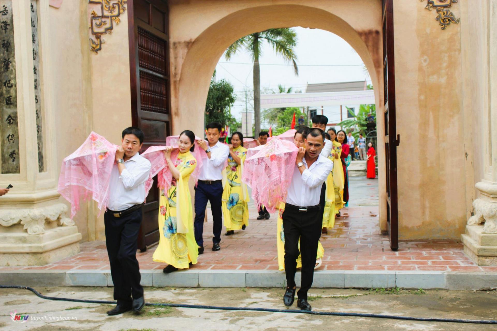 Đội nghi lễ dâng mâm cỗ, hoa quả lên thắp hương các vị thần.