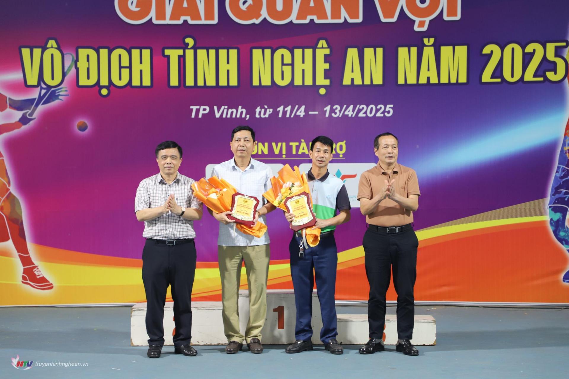 Các ông: Huỳnh Thanh Điền - Nguyên Phó PG88 go Bắn cá UBND tỉnh, PG88 go Bắn cá Liên đoàn Quần vợt tỉnh; Trần Quang Trung - Phó PG88 go Bắn cá Thường trực Liên đoàn quần vợt tỉnh tặng hoa tri ân các nhà tài trợ giải đấu.