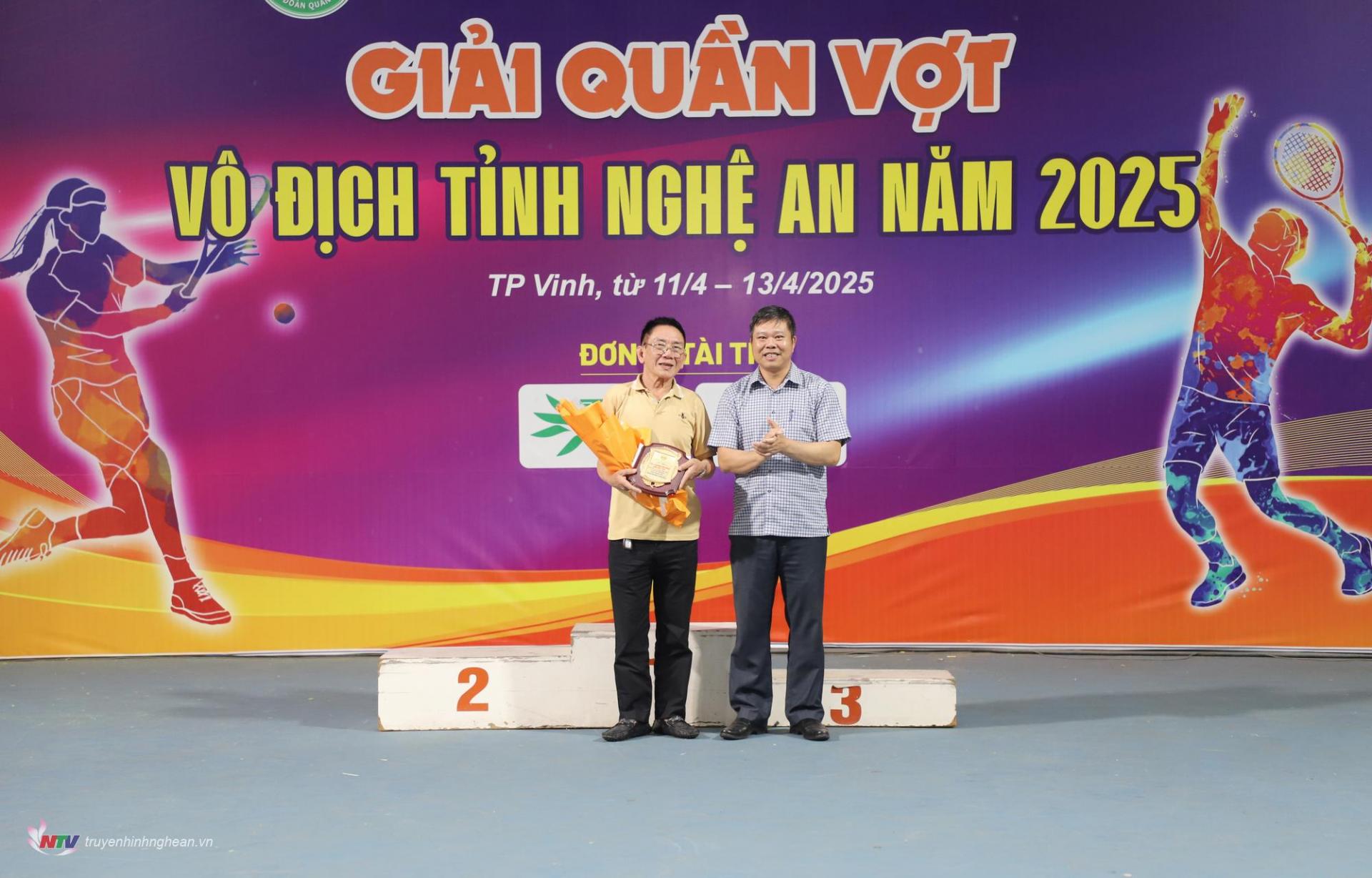 Ông Nguyễn Trung Thảo - Phó Giám đốc Đài PT-TH PG88 go Bắn cá, Phó PG88 go Bắn cá Liên đoàn Quần vợt tỉnh trao giải cho VĐV lớn tuổi nhất.