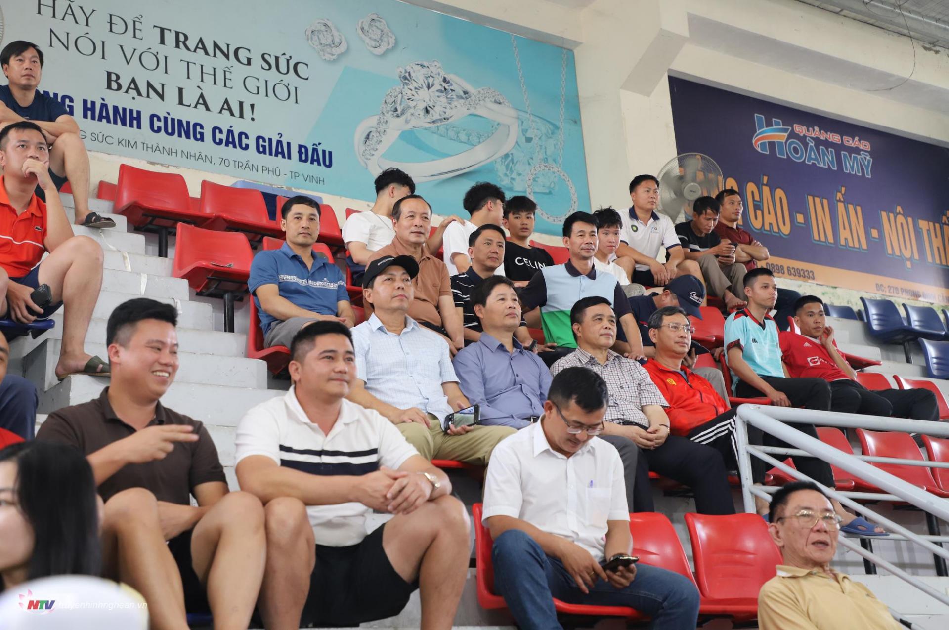 Các đại biểu cùng đông đảo CĐV theo dõi và cổ vũ các trận chung kết.