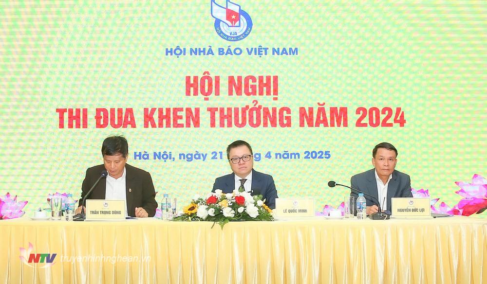 Các đồng chí chủ trì hội nghị.