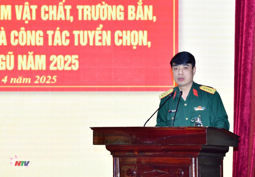 Đại tá Đinh Bạt Văn, Phó Chỉ huy trưởng, Tham mưu trưởng Bộ Chỉ huy Quân sự tỉnh phát biểu giao nhiệm vụ cho các cơ quan, đơn vị.