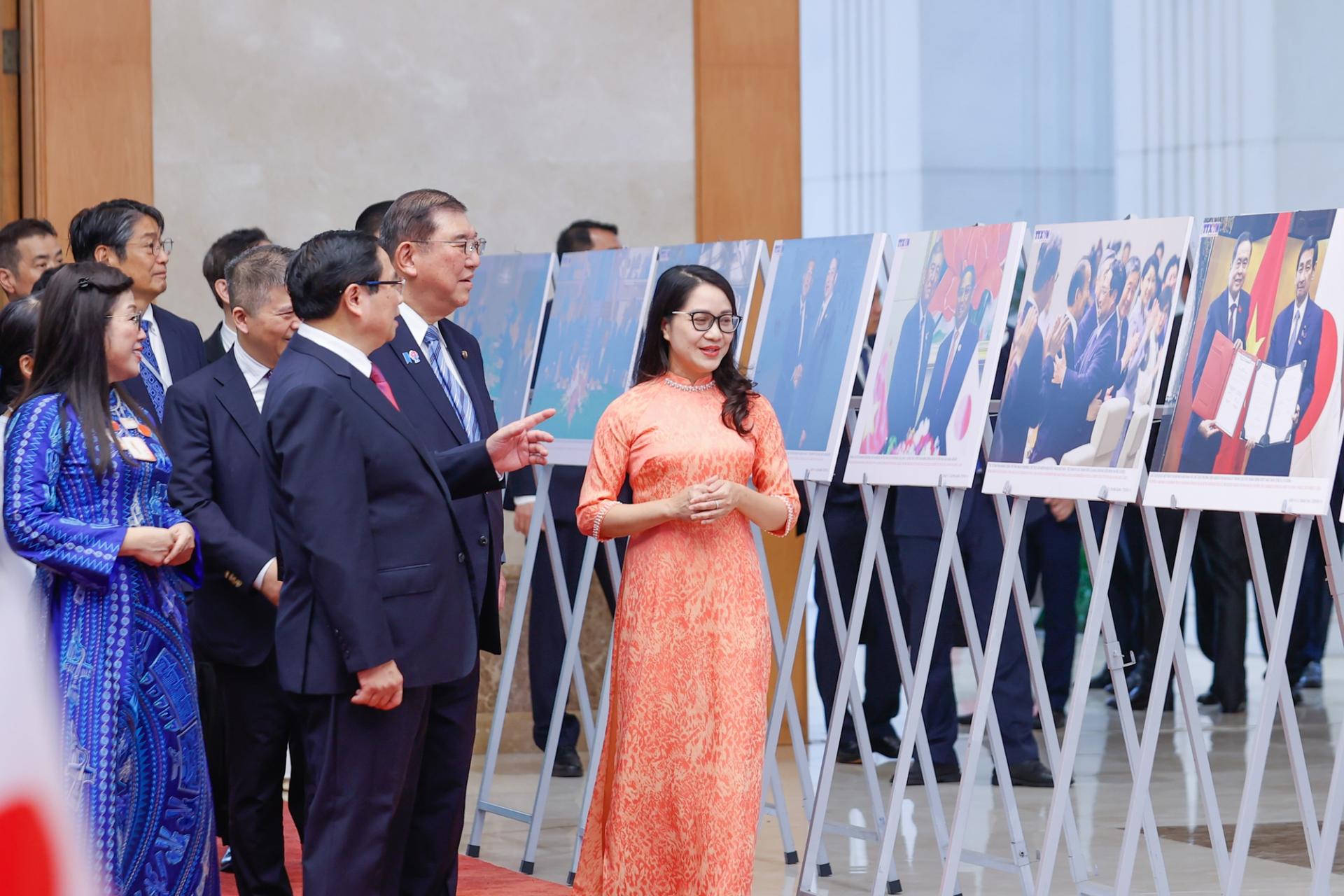 Trước khi hội đàm, Thủ tướng Phạm Minh Chính và Thủ tướng Nhật Bản Ishiba Shigeru cùng tham quan trưng bày ảnh về đất nước, con người và quan hệ tốt đẹp PG 88 Nổ Hũ – Nhật Bản.