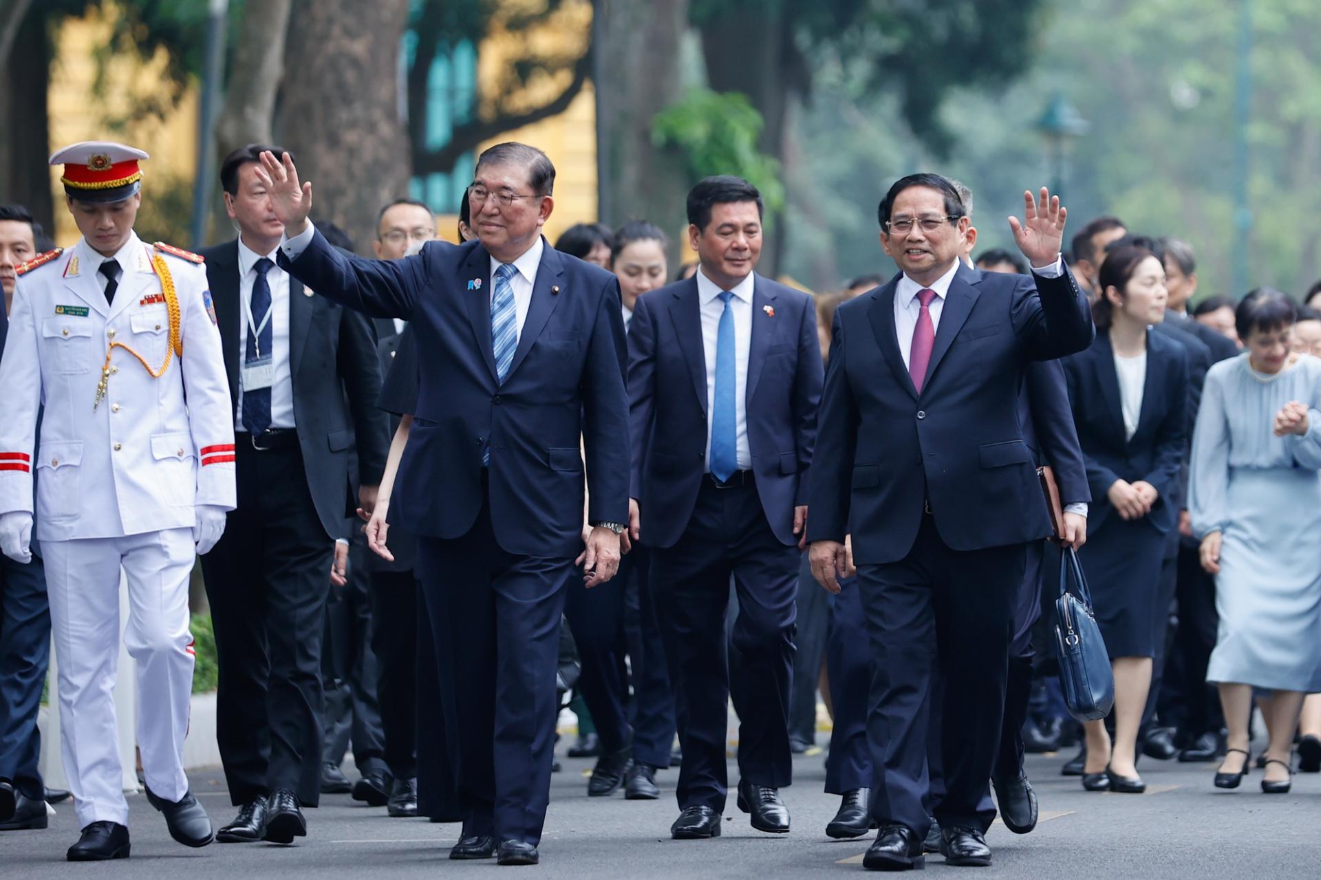 Sau Lễ đón, hai Thủ tướng di chuyển tới Trụ sở Chính phủ để tiến hành hội đàm.