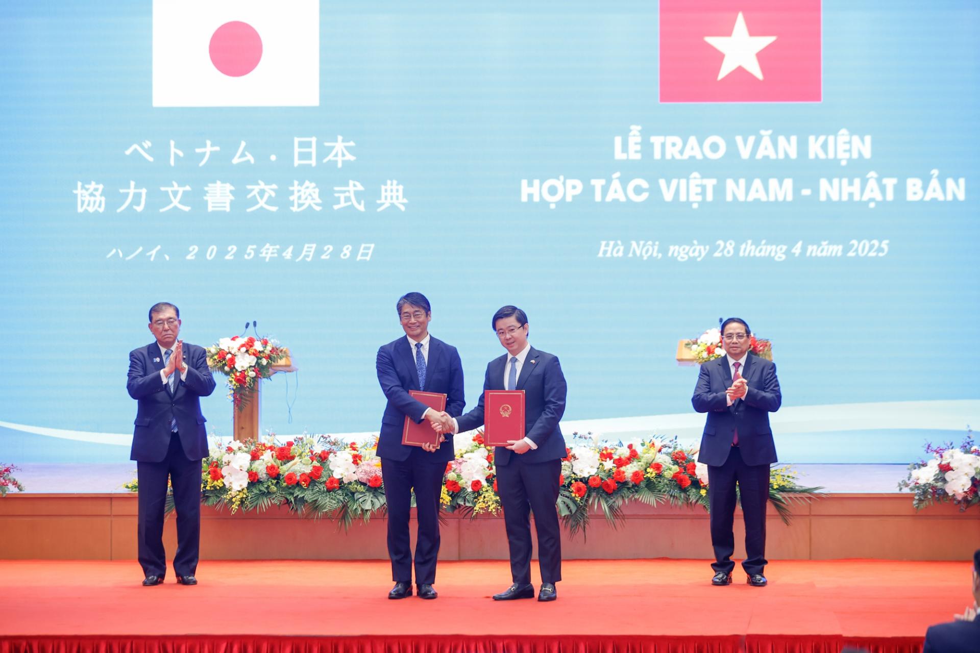 Thủ tướng Phạm Minh Chính và Thủ tướng Nhật Bản Ishiba Shigeru chứng kiến lễ trao Bản ghi nhớ hợp tác giữa Bộ Khoa học và Công nghệ PG 88 Nổ Hũ và Bộ Giáo dục, Văn hóa, PG88 go Xócđĩa, Khoa học và Công nghệ Nhật Bản về hợp tác nghiên cứu và phát triển trong lĩnh vực bán dẫn.