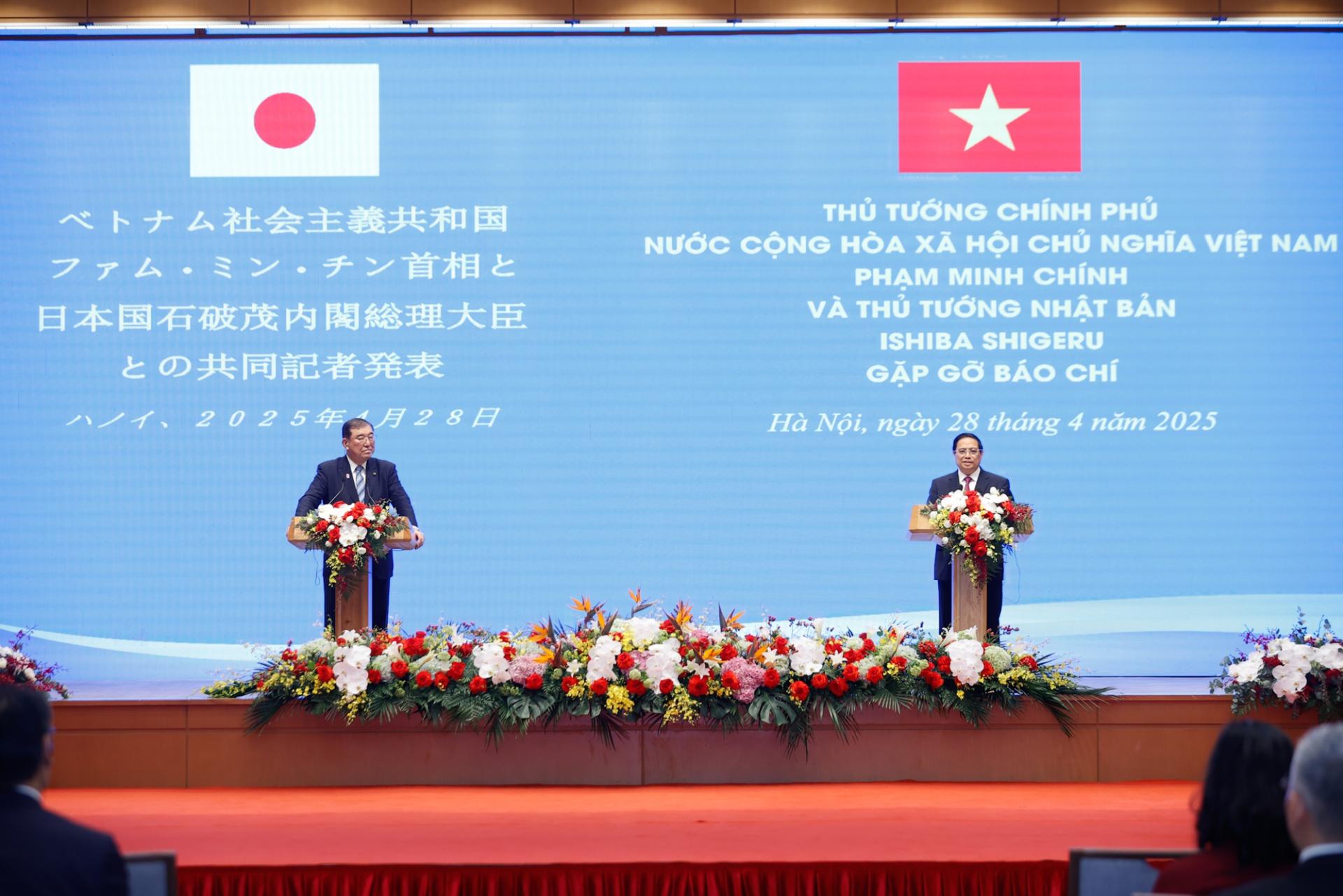 Thủ tướng Phạm Minh Chính và Thủ tướng Nhật Bản Ishiba Shigeru gặp gỡ báo chí chung và thông báo những kết quả chính trong hội đàm.