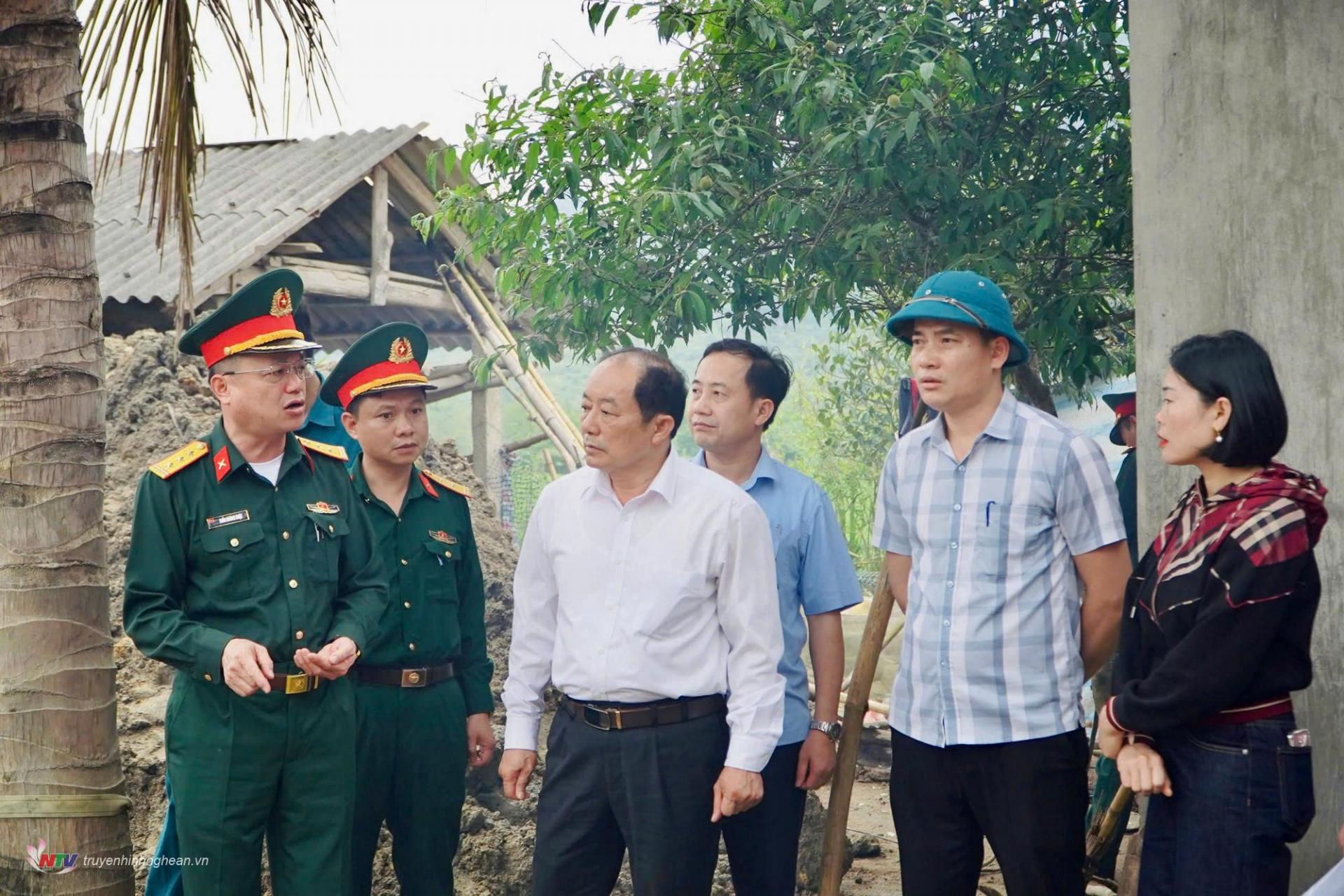 Lãnh đạo huyện Tân Kỳ tại hiện trường.