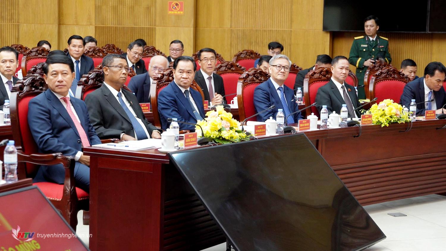 Đoàn đại biểu cấp cao của Đảng, Nhà nước CHDCND Lào dự buổi lễ.