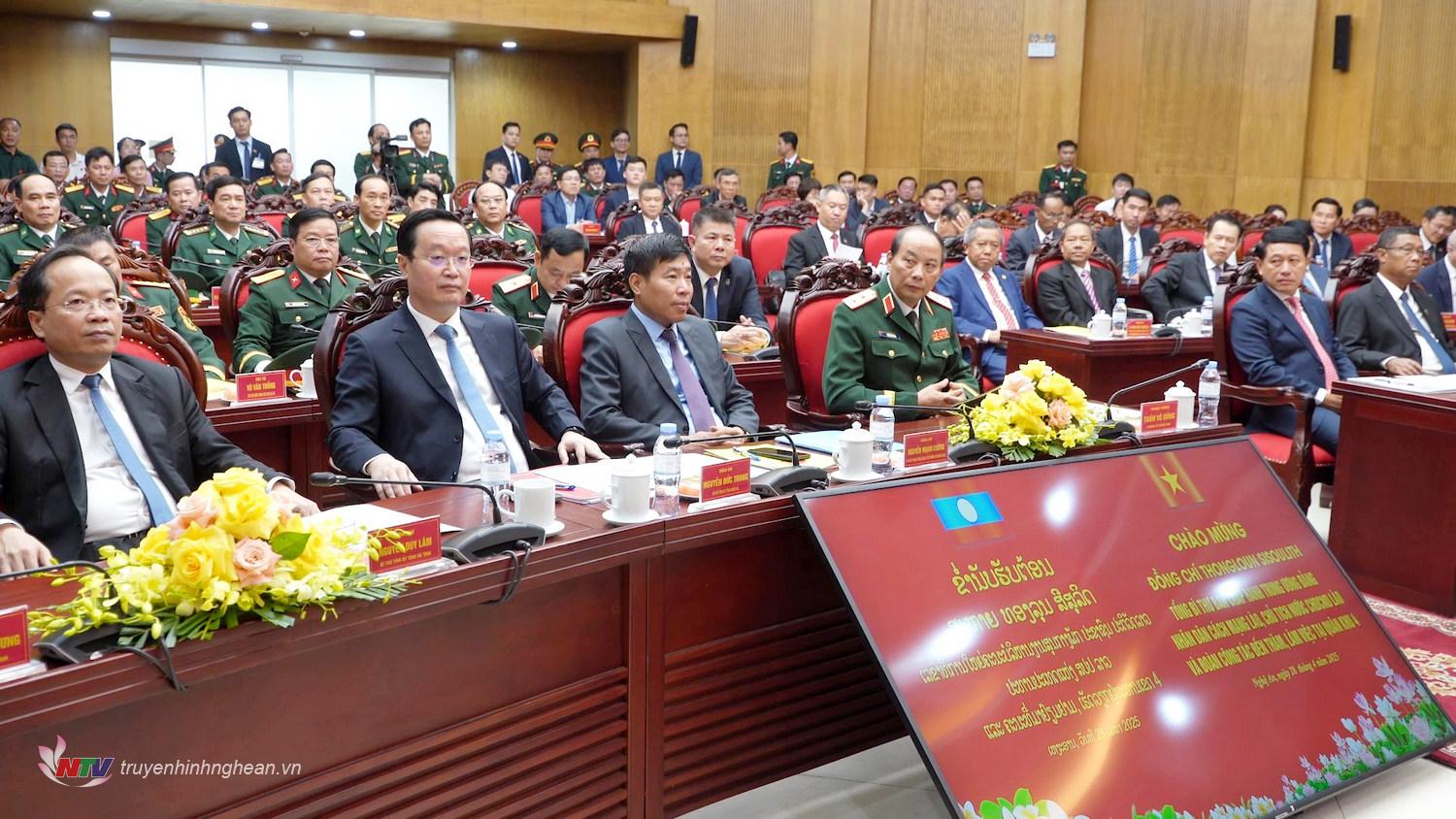 Các đại biểu dự buổi lễ.