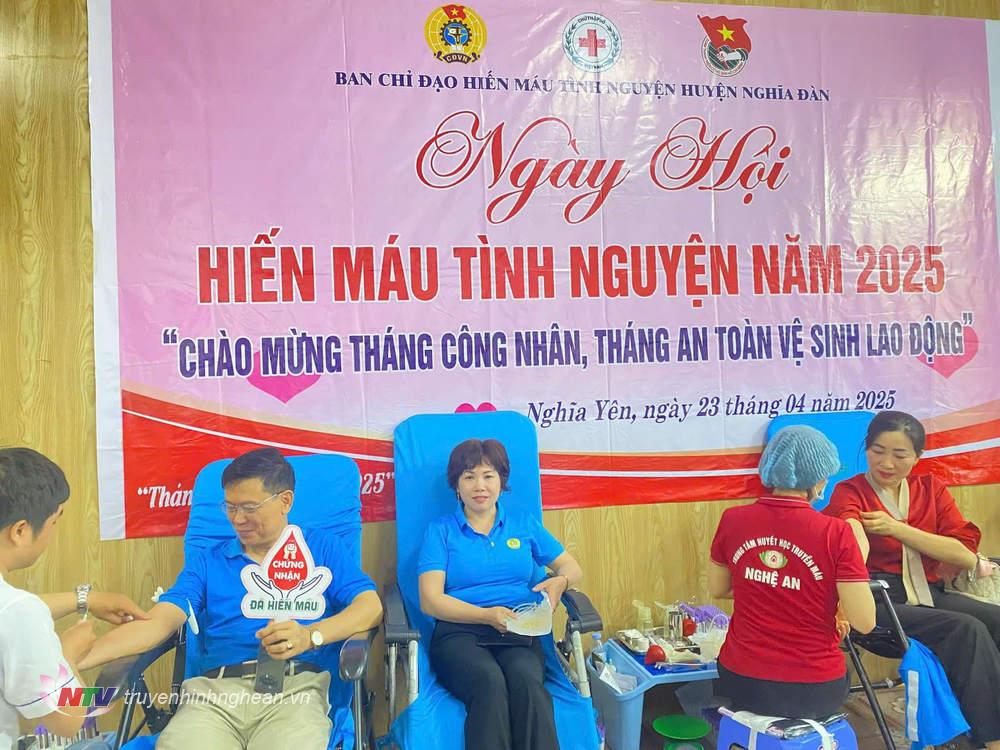 Đông đảo đoàn viên công đoàn tham gia hiến máu.