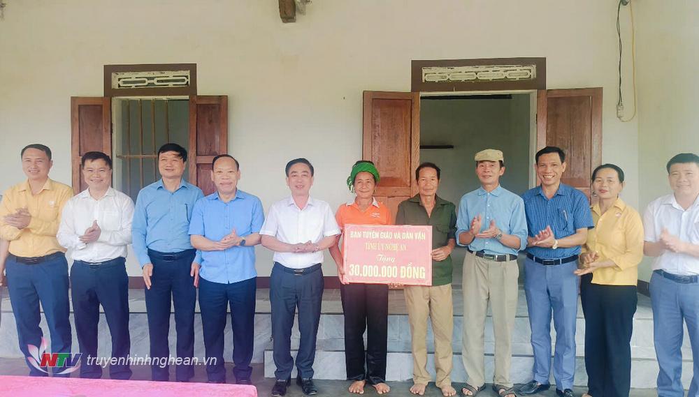 Ban Tuyên giáo và Dân vận Tỉnh ủy PG88 go Bắn cá trao hỗ trợ 30 triệu đồng để sửa chữa nhà ở