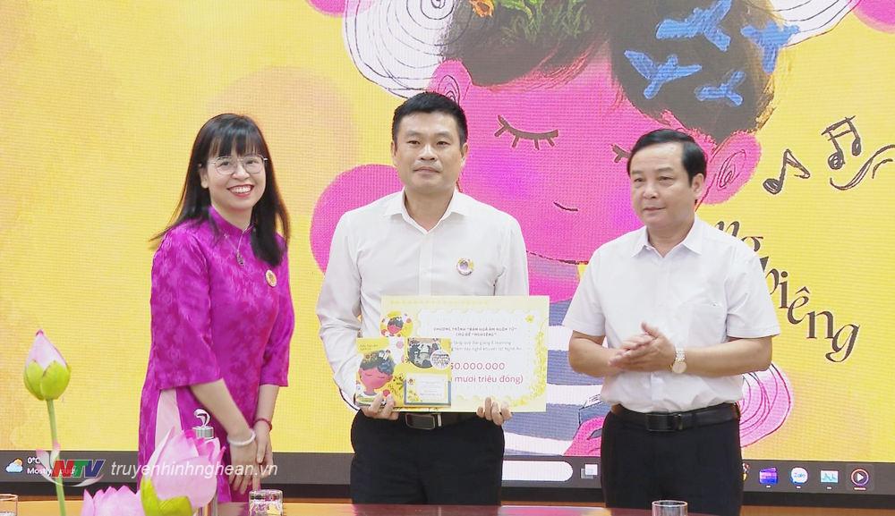 Ban tổ chức chương trình trao tặng Trường dạy nghề khuyết tật PG88 go Bắn cá quỹ bài giảng E.learning trị giá 50 triệu đồng.