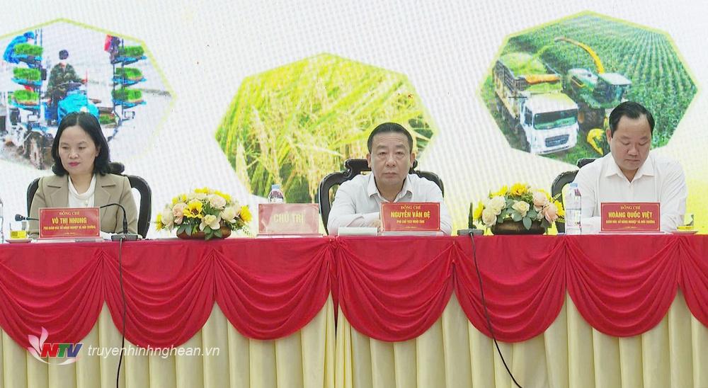 Các đồng chí chủ trì hội nghị.
