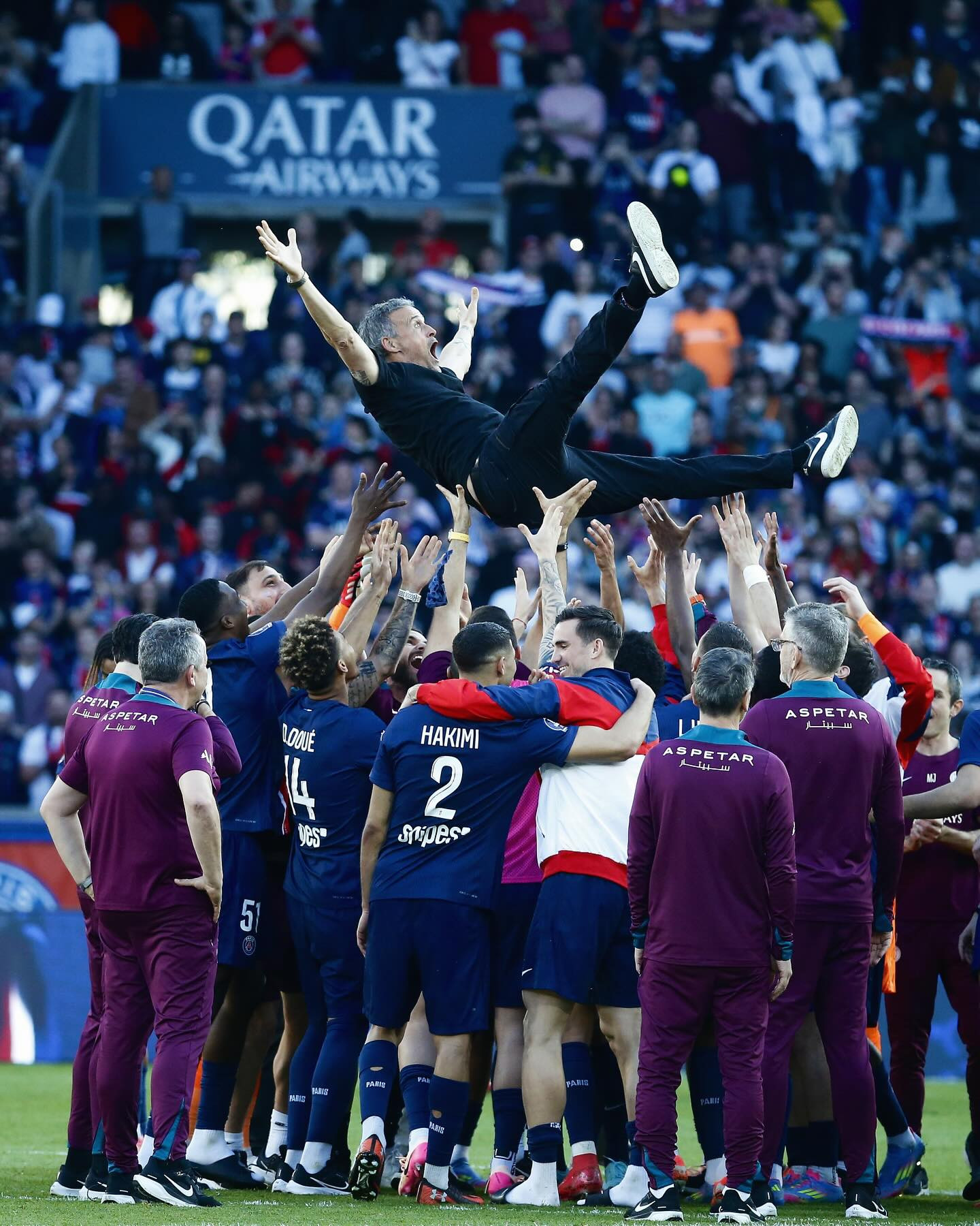 HLV Luis Enrique được các học trò tung hô - Ảnh: PSG