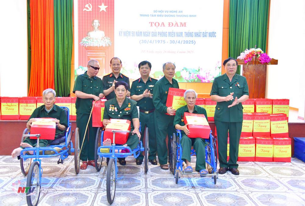 Đại tá Phạm Đình Trung - Phó Chính ủy Bộ Chỉ huy Quân sự tỉnh cùng các đồng chí trong đoàn công tác tặng quà của Quân ủy Trung ương, Bộ Quốc phòng cho các thương binh có vết thương đặc biệt nặng tại Trung tâm Điều dưỡng thương binh.
