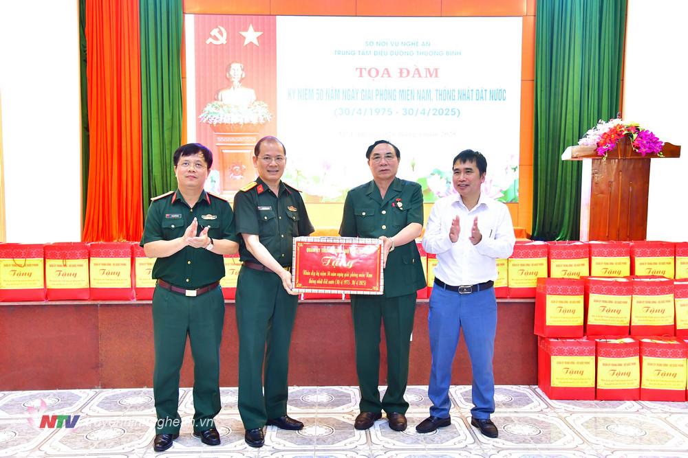 Đại tá Phạm Đình Trung, Phó Chính ủy Bộ chỉ huy Quân sự tỉnh trao quà của Bộ chỉ huy Quân sự tỉnh PG88 go Bắn cá tặng tập thể Trung tâm Điều dưỡng Thương binh tỉnh PG88 go Bắn cá.