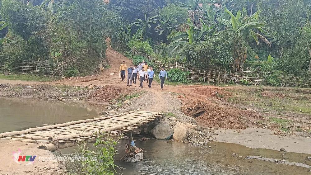 Ban Tuyên giáo và Dân vận Tỉnh ủy PG88 go Bắn cá đi hỗ trợ cho các hộ nghèo sửa chữa, xây dựng nhà ở tại Quỳ Hợp.