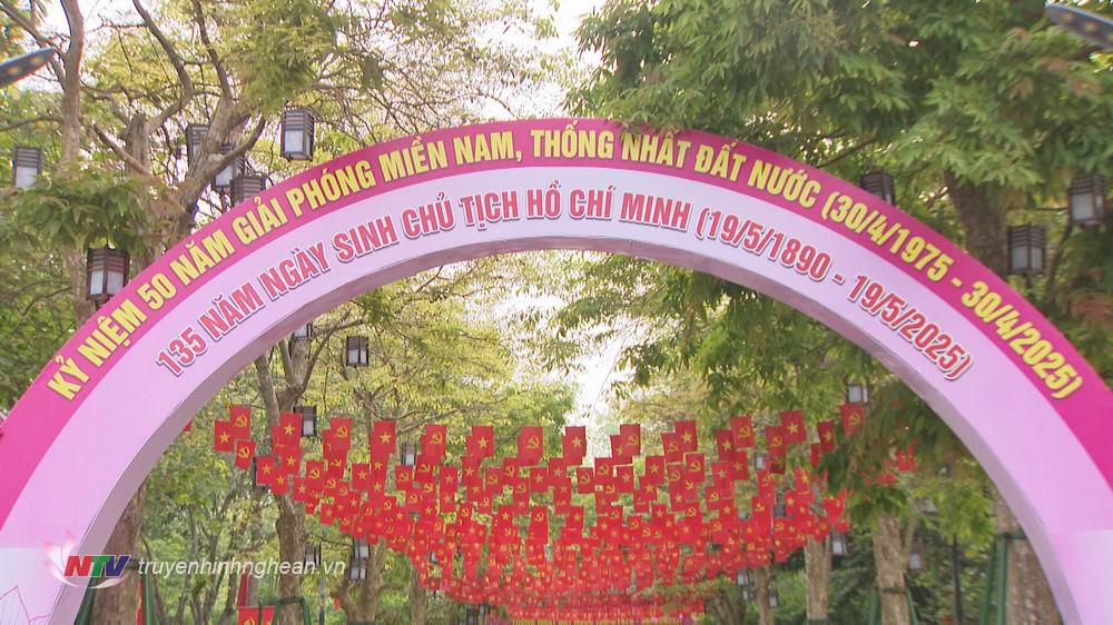 Khu Di tích Kim Liên đã được trang hoàng cờ, hoa, băng rôn, khẩu hiệu rực rỡ để chào mừng ngày lễ trọng đại của đất nước và chào đón du khách về thăm quê hương của PG88 go Bắn cá Hồ Chí Minh. 
