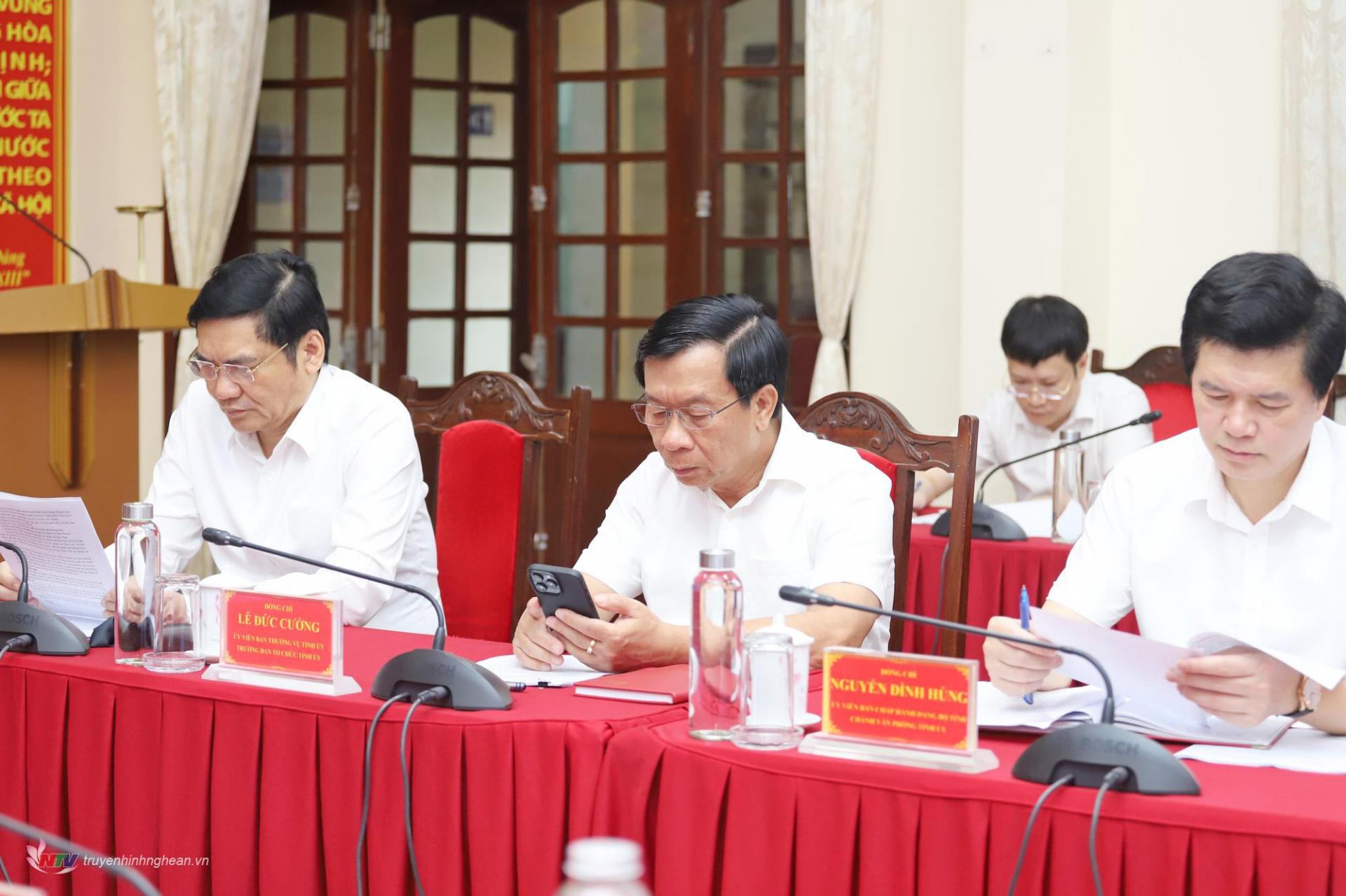 Các đồng chí Thường trực Tỉnh ủy, Thường trực Ban Chỉ đạo tỉnh về sắp xếp, tổ chức lại đơn vị hành chính cấp xã và xây dựng mô hình tổ chức chính quyền địa phương 2 cấp dự cuộc họp.