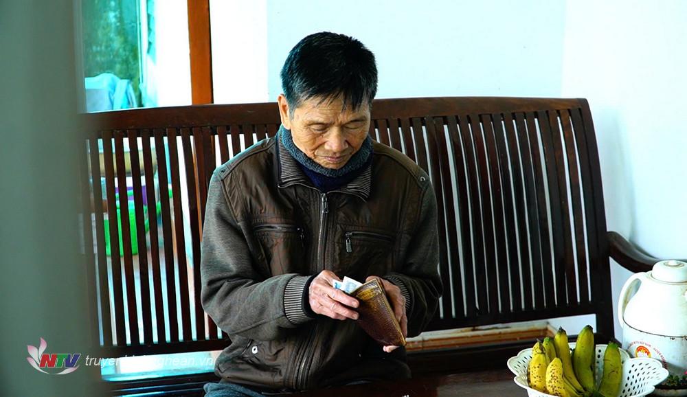 Ông Nguyễn Hồng Mận, 73 tuổi gặp nhiều khó khăn khi sử dụng dịch vụ ngân hàng Xổ Số PG 88.