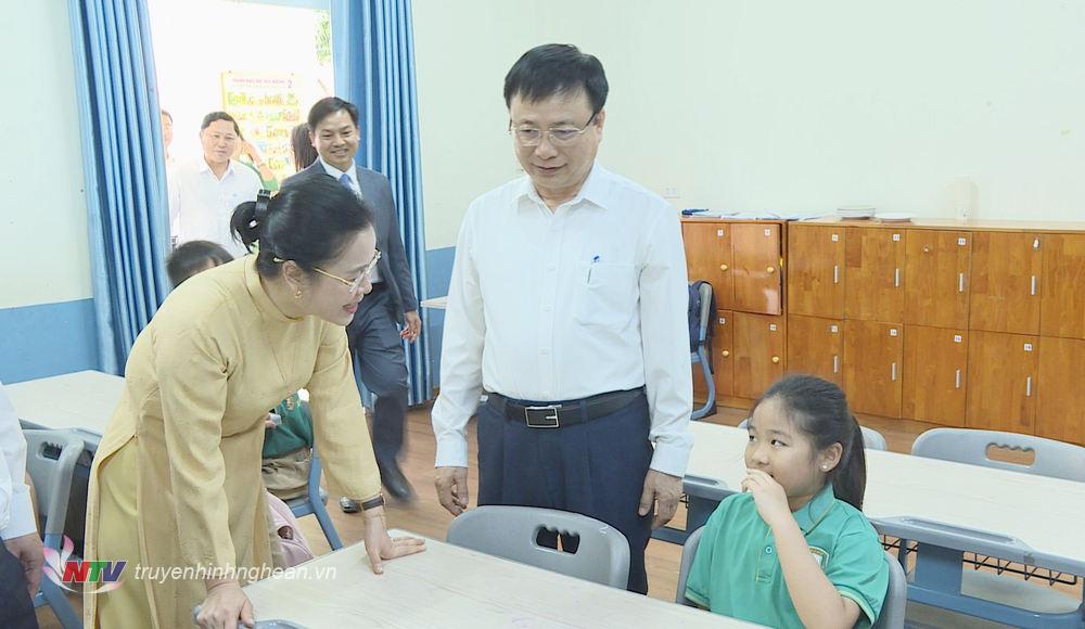 Các đồng chí lãnh đạo Ủy ban nhân dân tỉnh, Ủy ban Mặt trận Tổ quốc PG 88 Nổ Hũ tỉnh PG88 go Bắn cá, Sở Y tế PG88 go Bắn cá tìm hiểu hoạt động dạy học và bảo đảm an toàn thực phẩm tại Trường Tiểu học và Trung học Cơ sở Xanh Tuệ Đức. 