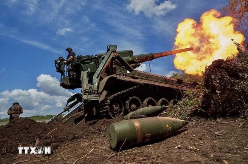Quân nhân Ukraine nã pháo tự hành 2S7 Pion tại vùng Donetsk về phía mặt trận Nga, ngày 27/9/2024. (