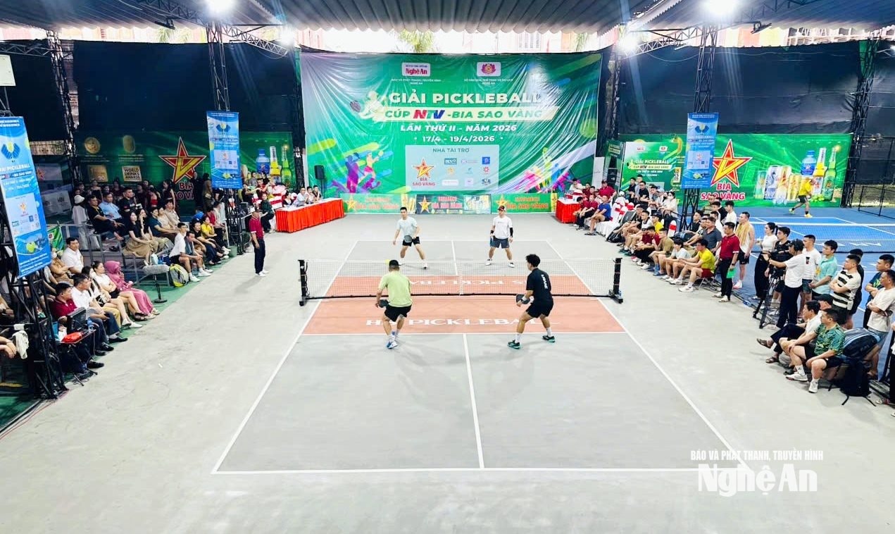 Đông đảo khán giả theo dõi trận đấu trước lễ khai mạc nội dung đôi nam pro. Ảnh: Đức Anh