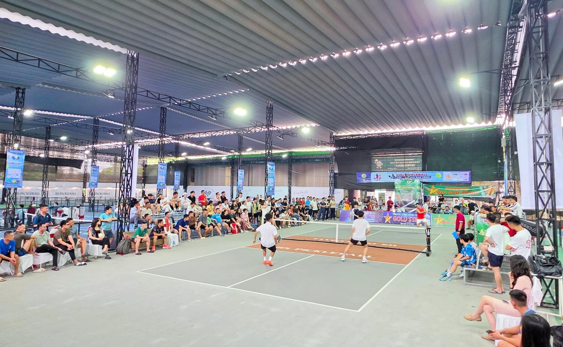 Ngay từ ngày đầu khởi tranh, Giải Pickleball Cúp NTV - Bia PG 88 Online lần thứ II năm 2026 đã mang đến những trận đấu hấp dẫn, kịch tính, thu hút đông đảo người hâm mộ đến sân theo dõi và cổ vũ. Ảnh: Đức Anh