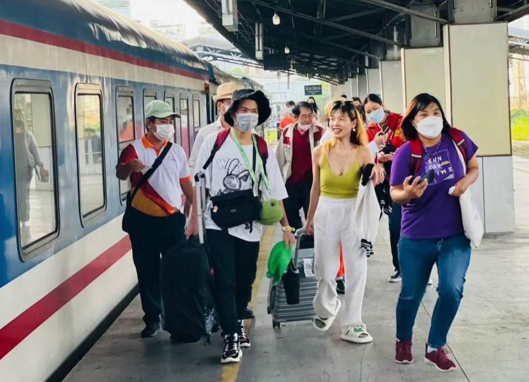 Ngành đường sắt có những điều chỉnh kịp thời để phục vụ du khách trong hai kỳ nghỉ liên tiếp. Ảnh: VNR.