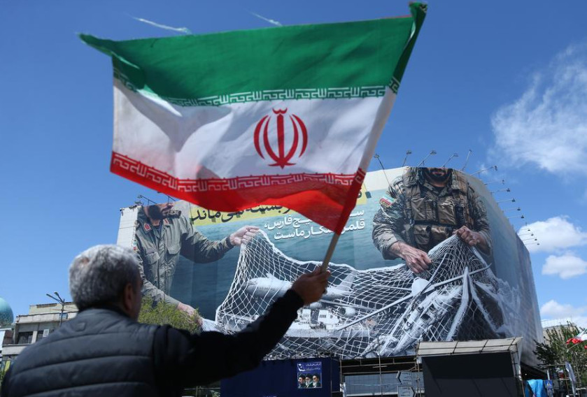 Một người đàn ông tại một cuộc tuần hành tại thủ đô Tehran (Iran) ngày 8-4. Ảnh: TÂN HOA XÃ