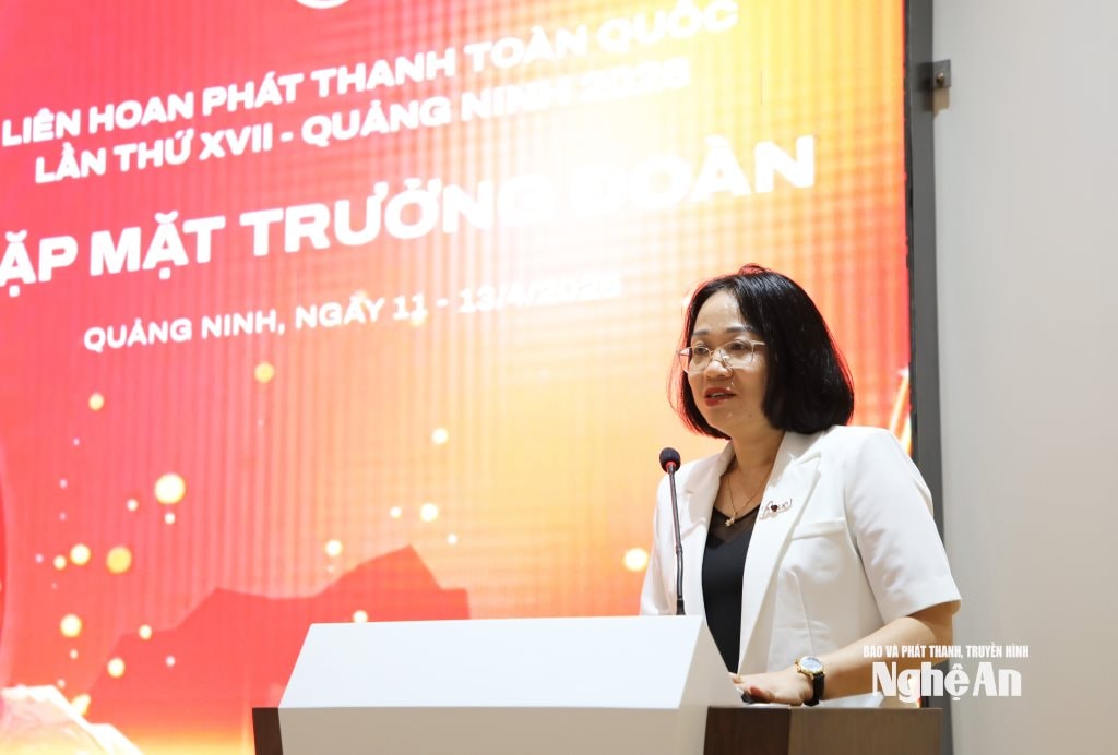 Nhà báo Trần Thị Thanh Huyền - Phó Bí thư Đảng uỷ, Phó Giám đốc Báo và phát thanh, truyền hình Nghệ An phát biểu tại buổi gặp mặt.