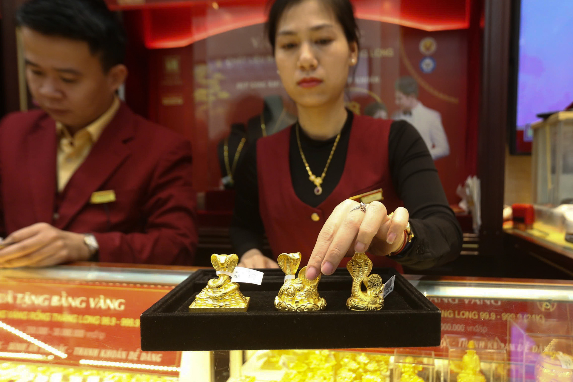 Giá vàng tăng mạnh trong vài năm gần đây, thu hút sự quan tâm của người dân. Ảnh: HH