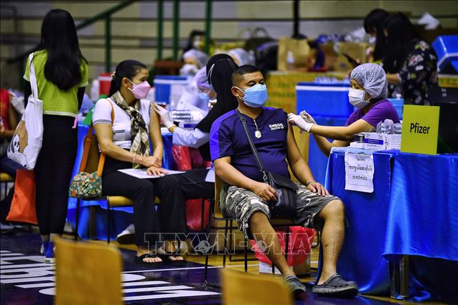 Nhân viên y tế tiêm vaccine ngừa COVID-19 cho người dân tại Bangkok, Thái Lan. Ảnh minh họa