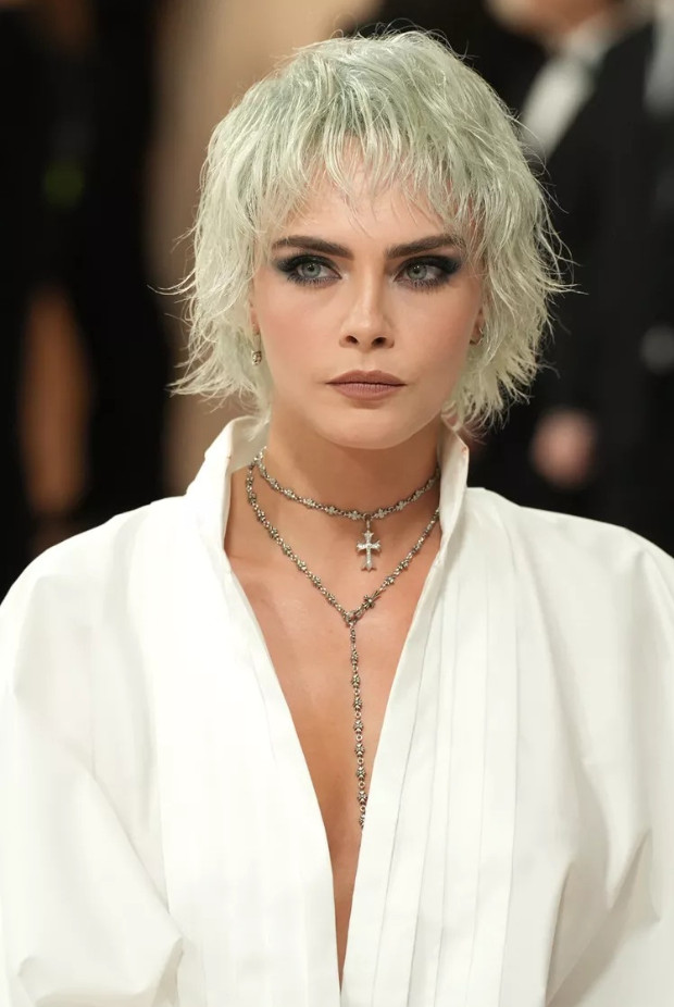 Với người có dáng mặt hình kim cương như Cara Delevingne, lông mày tỉa bén, dài vượt đuôi mắt là lựa chọn thích hợp. Ảnh: AP.