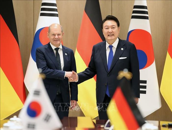 Thủ tướng Đức Olaf Scholz (trái) và Tổng thống Hàn Quốc Yoon Suk Yeol tại cuộc gặp ở Seoul ngày 21/5/2023. Ảnh: Yonhap/TTXVN