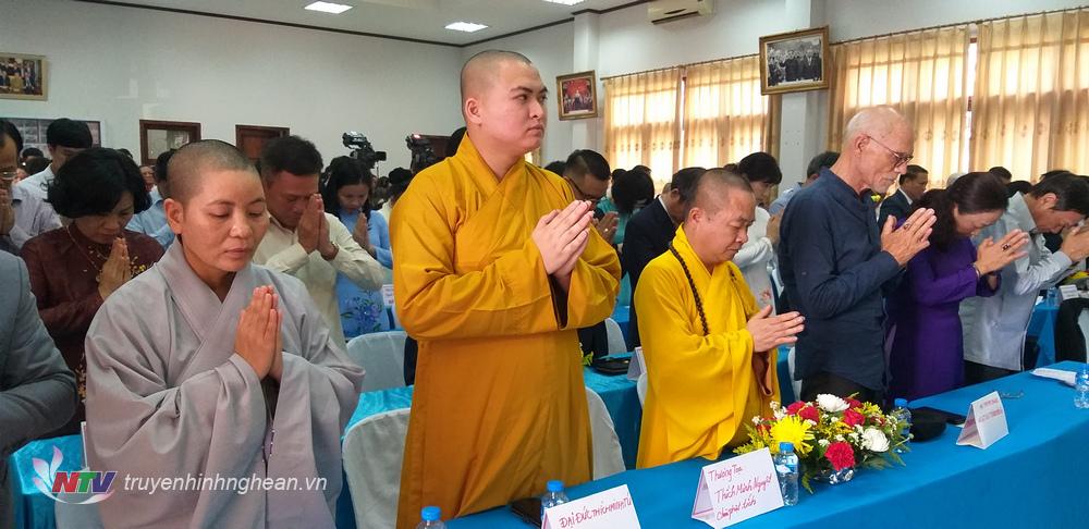 Các nhà sư và khách quốc tế cùng tham dự