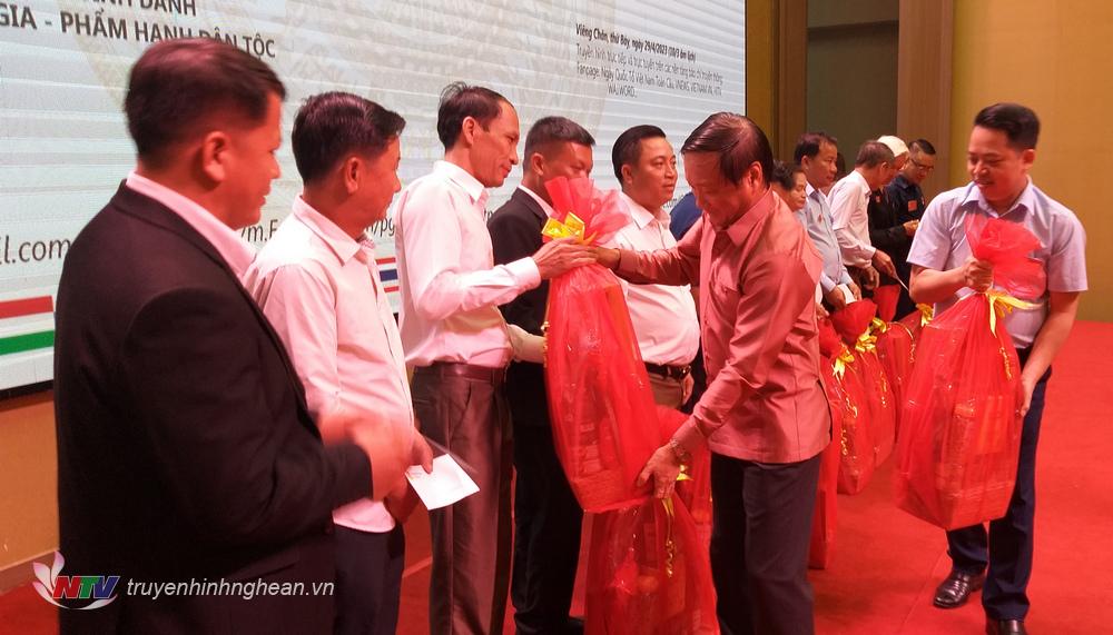 Đại sứ Nguyễn Bá Hùng tặng quà của PG88 go Bắn cá nước cho kiều bào tại Lào