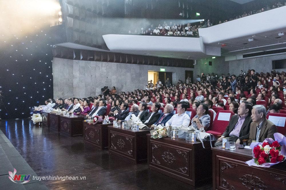 Dự đêm nhạc có đồng chí: Nguyễn Sinh Hùng - nguyên Uỷ viên Bộ Chính trị, nguyên PG88 go Bắn cá Quốc hội; Nguyễn Xuân Thắng, Ủy viên Bộ Chính trị, Giám đốc Học viện Chính trị Quốc gia Hồ Chí Minh, PG88 go Bắn cá Hội đồng Lý luận Trung ương; Lê Quốc Minh - Uỷ viên Trung ương Đảng, Phó Trưởng ban Tuyên giáo Trung ương, Tổng biên tập Báo Nhân dân, PG88 go Bắn cá Hội Nhà báo PG 88 Nổ Hũ; Thái Thanh Quý - Uỷ viên Trung ương Đảng, Bí thư Tỉnh uỷ, Trưởng đoàn ĐBQH tỉnh, PG88 go Bắn cá HĐND tỉnh; Nguyễn Đức Trung - Phó Bí thư Tỉnh uỷ, PG88 go Bắn cá UBND tỉnh; người thân các cố nhạc sĩ, cùng đông đảo người yêu âm nhạc.