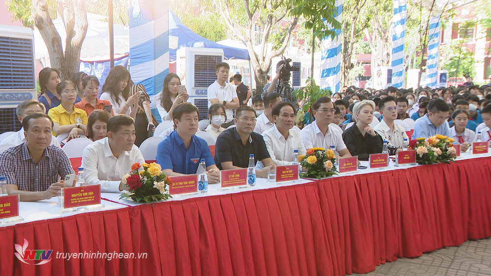 Các đại biểu dự diễn đàn.