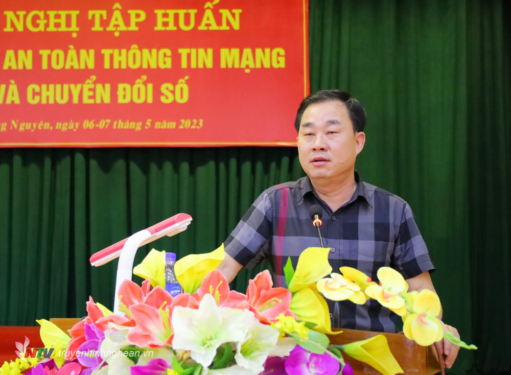 Lãnh đạo huyện phát biểu giao nhiệm vụ.